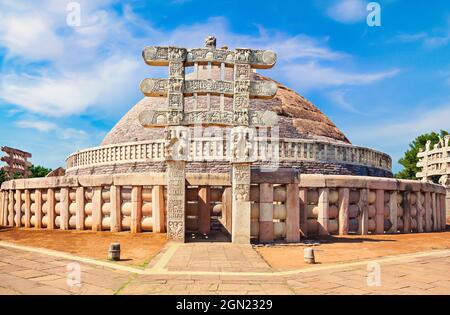 Sanchi Stupa ist eine buddhistische Steinstruktur, die auf einem Hügel in der Stadt Sanchi im Bezirk Raisen des Staates Madhya Pradesh, Indien, liegt Stockfoto