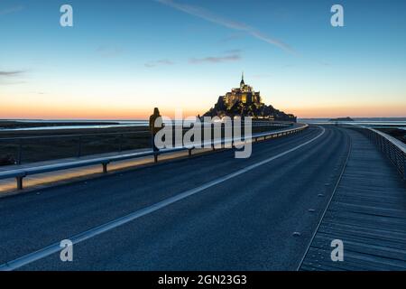Abendansicht der felsigen Insel Mont Saint Michel mit dem gleichnamigen Kloster, Normandie, Frankreich. Stockfoto
