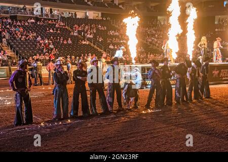 Newark, Usa. September 2021. Riders Walk während der Eröffnungszeremonie von Professional Bull Riders 2021 Unleash the Beast Event im Prudential Center in Newark. Kredit: SOPA Images Limited/Alamy Live Nachrichten Stockfoto