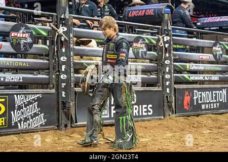 Newark, Usa. September 2021. Derek Kolbaba reitet Godzilla während des Professional Bull Riders 2021 Unleash the Beast Events im Prudential Center in Newark. Kredit: SOPA Images Limited/Alamy Live Nachrichten Stockfoto