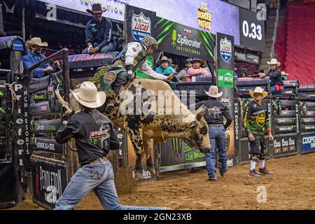 Newark, Usa. September 2021. Andrew Alvidrez reitet auf Satans Samen während des Professional Bull Riders 2021 Unleash the Beast Events im Prudential Center in Newark. Kredit: SOPA Images Limited/Alamy Live Nachrichten Stockfoto