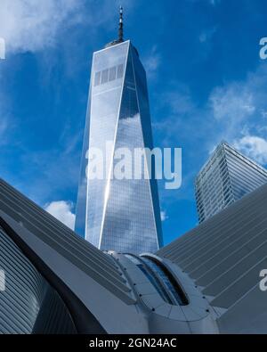 New York, USA, 21. September 2021 - Ikonen des New World Trade Center: Freedom Tower auf dem Oculus Verkehrsknotenpunkt in der Innenstadt von New York. Cr Stockfoto