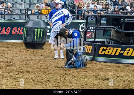 Newark, Usa. September 2021. Eduardo Aparecido reitet Tiger während der Professional Bull Riders 2021 Entfesseln Sie das Beast-Event im Prudential Center in Newark. (Foto von Ron Adar/SOPA Images/Sipa USA) Quelle: SIPA USA/Alamy Live News Stockfoto