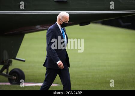 Washington, USA. September 2021. Präsident Joe Biden verlässt Marine One am 21. September 2021 auf dem South Lawn des Weißen Hauses in Washington, DC. Präsident Biden kehrt von einem Dreier nach New York zurück. (Foto von Oliver Contreras/Sipa USA) Quelle: SIPA USA/Alamy Live News Stockfoto