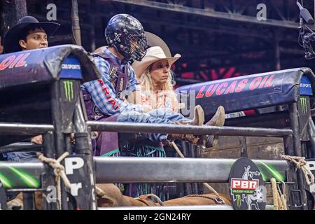 Newark, Usa. September 2021. Thiago Salgado reitet Leroy während der Professional Bull Riders 2021 Entfesseln Sie das Beast-Event im Prudential Center in Newark. (Foto von Ron Adar/SOPA Images/Sipa USA) Quelle: SIPA USA/Alamy Live News Stockfoto