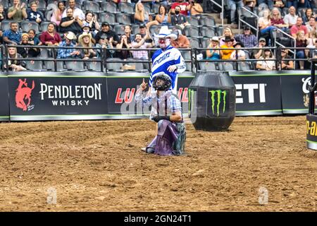 Newark, Usa. September 2021. Thiago Salgado reitet Leroy während der Professional Bull Riders 2021 Entfesseln Sie das Beast-Event im Prudential Center in Newark. (Foto von Ron Adar/SOPA Images/Sipa USA) Quelle: SIPA USA/Alamy Live News Stockfoto