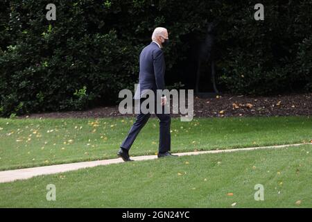 Washington, USA. September 2021. Präsident Joe Biden verlässt Marine One am 21. September 2021 auf dem South Lawn des Weißen Hauses in Washington, DC. Präsident Biden kehrt von einem Dreier nach New York zurück. (Foto von Oliver Contreras/Sipa USA) Quelle: SIPA USA/Alamy Live News Stockfoto