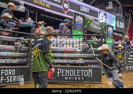 Newark, Usa. September 2021. Thiago Salgado reitet Leroy während der Professional Bull Riders 2021 Entfesseln Sie das Beast-Event im Prudential Center in Newark. (Foto von Ron Adar/SOPA Images/Sipa USA) Quelle: SIPA USA/Alamy Live News Stockfoto
