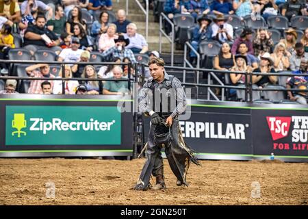 Newark, Usa. September 2021. Austin Richardson Rides werden beim Professional Bull Riders 2021 Unleash the Beast Event im Prudential Center in Newark fies böse. (Foto von Ron Adar/SOPA Images/Sipa USA) Quelle: SIPA USA/Alamy Live News Stockfoto