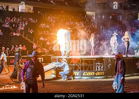 Newark, USA. September 2021. Riders Walk während der Eröffnungszeremonie von Professional Bull Riders 2021 Unleash the Beast Event im Prudential Center in Newark. (Bild: © Ron Adar/SOPA Images via ZUMA Press Wire) Stockfoto