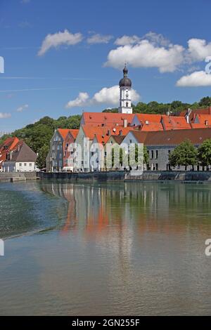 Blick auf die Altstadt von Landsberg am Lech, im Vordergrund die Lechwehr, Oberbayern, Bayern, Deutschland Stockfoto