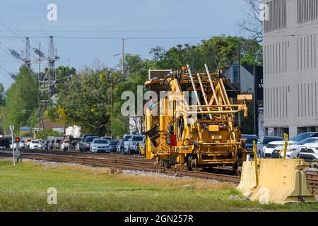 NEW ORLEANS, LA, USA - 6. APRIL 2021: Eisenbahnwartungsfahrzeug für den öffentlichen Gürtel von New Orleans Stockfoto