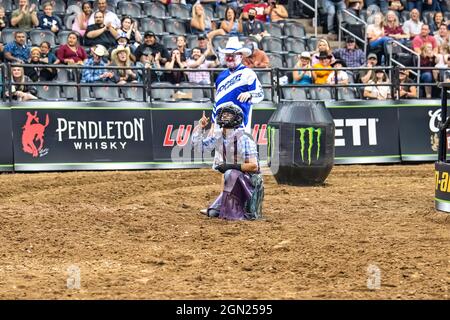 Newark, USA. September 2021. Thiago Salgado reitet Leroy während der Professional Bull Riders 2021 Entfesseln Sie das Beast-Event im Prudential Center in Newark. (Bild: © Ron Adar/SOPA Images via ZUMA Press Wire) Stockfoto