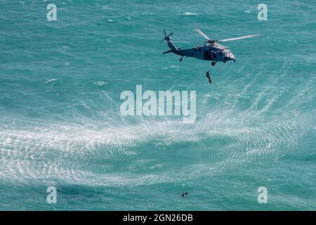 210915-A-UH336-0040 ARABISCHER GOLF (SEP. 15, 2021) – Seeleute, die dem Helicopter Sea Combat Squadron (HSC) 26 zugewiesen wurden, führen im Arabischen Golf am 15. September ein Such- und Rettungssprungtraining mit einem Sea Hawk-Hubschrauber der MH-60S durch. HSC-26 wird im 5. Einsatzgebiet der US-Flotte eingesetzt, um Marineinteraktionen zu unterstützen, um die maritime Stabilität und Sicherheit in der Zentralregion zu gewährleisten, indem es das Mittelmeer und den Pazifik durch den westlichen Indischen Ozean und drei kritische Drosselpunkte mit dem freien Fluss des globalen Handels verbindet. (USA Armee-Foto von SPC. Joseph DeLuco Stockfoto