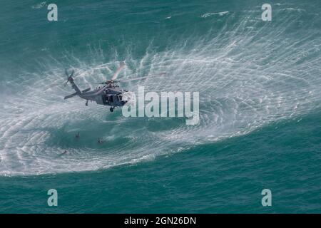 210915-A-UH336-0092 ARABISCHER GOLF (SEPT 15, 2021) – Seeleute, die dem Helicopter Sea Combat Squadron (HSC) 26 zugewiesen wurden, führen im Arabischen Golf am 15. September ein Such- und Rettungssprungtraining mit einem Sea Hawk-Hubschrauber der MH-60S durch. HSC-26 wird im 5. Einsatzgebiet der US-Flotte eingesetzt, um Marineinteraktionen zu unterstützen, um die maritime Stabilität und Sicherheit in der Zentralregion zu gewährleisten, indem es das Mittelmeer und den Pazifik durch den westlichen Indischen Ozean und drei kritische Drosselpunkte mit dem freien Fluss des globalen Handels verbindet. (USA Armee-Foto von SPC. Joseph DeLuco Stockfoto