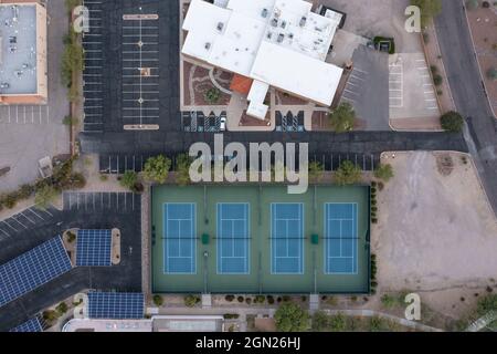 Luftaufnahme der Tennisplätze direkt nach unten Drohne Schuss Stockfoto