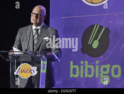 Los Angeles Lakers, President of Business Operations, spricht während der Auftaktveranstaltung des Teams, um am Montag, den 20. September 2021, eine neue globale Marketingpartnerschaft mit Bibigo, einem beliebten südkoreanischen Lebensmittelunternehmen, im UCLA Health Training Center in El Segundo, Kalifornien, bekannt zu geben. Vor der NBA-Saison 2017-18 setzte die NBA ihr Patch-Programm in Aktion, das es den NBA-Teams ermöglichte, ein kleines Quadrat (2.5 Zoll x 2.5 Zoll) auf der linken Schulter ihrer Trikots an externe Unternehmen zu vermieten. Die Partnerschaft der Lakers mit Bibigo über 200 Millionen ist jetzt der größte Jersey-Patch-Deal in der NBA. It Stockfoto