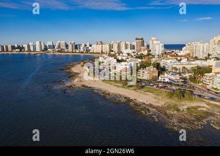 Luftaufnahme der Küste und Skyline, Punta del Este, Maldonado Department, Uruguay, Südamerika Stockfoto