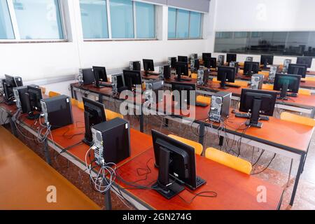 Multimedia-Klassenzimmer mit Computern Stockfoto