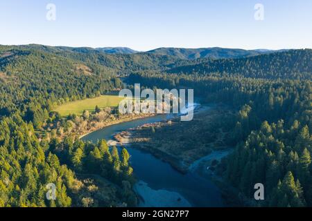 Luftaufnahme des Smith River und der Coastal Redwoods in Nordkalifornien Stockfoto