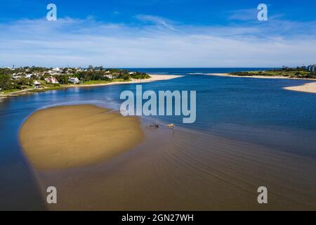 Luftaufnahme der Küste und Sandbank von La Barra, Punta del Este, Maldonado Department, Uruguay, Südamerika Stockfoto