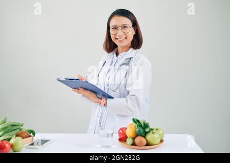 Portrait von weiblichen Ernährungsberaterin in Ihrem Büro Stockfoto