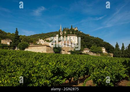 La Roque-sur-Cèze, eines der schönsten Dörfer Frankreichs, Les plus beaux Villages de France, Gorges du Cèze, Departement Gard, Occitania, Frankreich Stockfoto