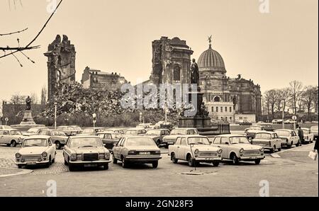 04-04-1986, Dresden, ehemals DDR, Blick auf die Ruinen der Frauenkirche, im Vordergrund das Martin-Luther-Denkmal, im Hintergrund die Universi Stockfoto