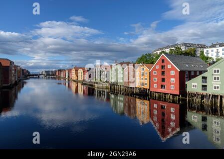 Alte Lagerhäuser entlang der Nidelva, Trondheim, Norwegen Stockfoto