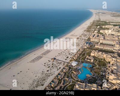 Luftaufnahme des Saadiyat Rotana Resort & Villas (Vorderseite) und anderer Strandhotels mit Strand und Meer, Saadiyat Island, Abu Dhabi, Vereinigte Arabische Emirate, Mi Stockfoto