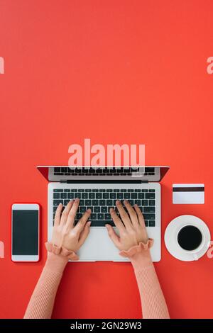 Frau Eingabe über Tastatur selektiven Fokus auf Seite, kann für e-Commerce, Business, Technologie und Internet Konzept verwendet werden. Stockfoto