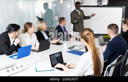 Afroamerikanischer Vortrag vor Kollegen Stockfoto