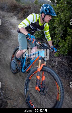 Laguna Beach, Kalifornien, USA. Oktober 2019. Ein Mountainbiker fährt einen einspurigen Radweg in Laguna Coast Wilderness hinunter. (Bild: © Ruaridh Stewart/ZUMA Press Wire) Stockfoto