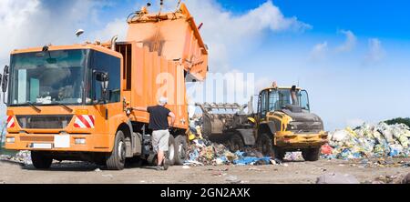 Müllwagen wird auf einer Deponie entladen Stockfoto