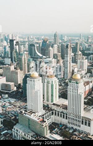 Panoramablick auf Wolkenkratzer in Bangkok in Thailand. Malerischer Blick auf die Stadt. Hochwertige Fotos Stockfoto