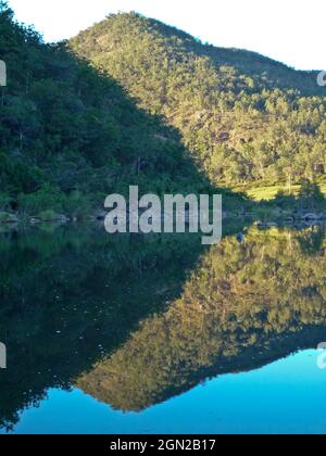 Am frühen Morgen Reflexionen in der oberen Reichweite,. Clarence River, Nord-New South Wales, Australien Stockfoto