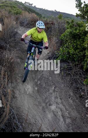 Laguna Beach, Kalifornien, USA. Oktober 2019. Ein Mountainbiker fährt einen einspurigen Radweg in Laguna Coast Wilderness hinunter. (Bild: © Ruaridh Stewart/ZUMA Press Wire) Stockfoto