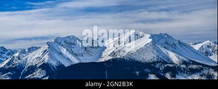 Blick auf die Gipfel der Tatra vom Łapszanka-Pass aus gesehen. Winterlandschaft Stockfoto