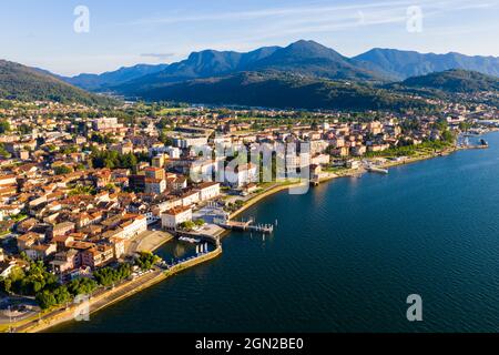 Luftaufnahme von Luino, ist kleine Stadt am Ufer des Lago Maggiore in der Provinz Varese Stockfoto