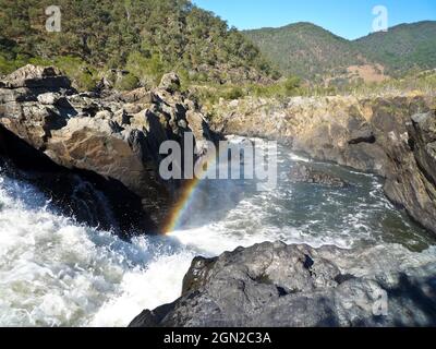 Regenbogen über einem Wasserfall in der Schlucht, Upper Clarence River. Northern New South Wales, Australien Stockfoto