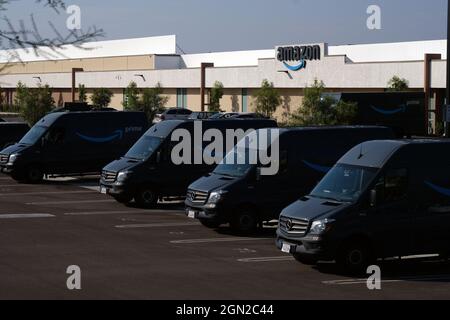 Mission Viejo, Kalifornien, USA. Juli 2021. Lieferwagen von Mercedes Benz Amazon Sprinter Reihen sich an und parkten im Lagerverteilergebäude in Orange County. (Bild: © Ruaridh Stewart/ZUMA Press Wire) Stockfoto