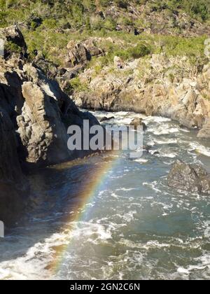 Regenbogen über einem Wasserfall in der Schlucht, Upper Clarence River. Northern New South Wales, Australien Stockfoto