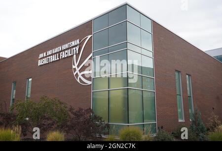 Eine allgemeine Ansicht der Jon M. & Karen Huntsman Basketballanlage auf dem Campus der Universität von Utah, Samstag, 18. September 2021, in Salt Lake City Stockfoto