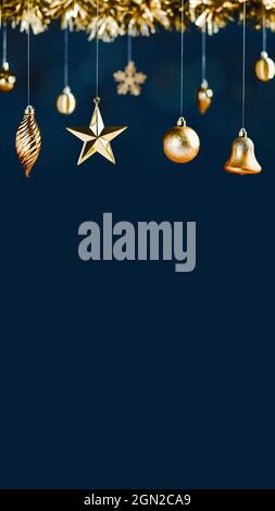 frohe Weihnachten Dekoration goldenen Stern Glocke Kugel und Lametta auf marine Luxus blau vertikalen Hintergrund.Banner Mockup Raum für die Anzeige von Produkt oder de Stockfoto