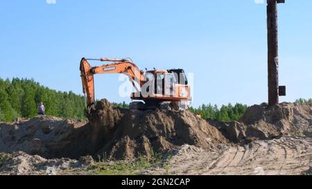 Yellow Bulldozer führt Erdarbeiten durch Sandgraben auf einer Baustelle: Moskau, Russland - 30. August 2021. Stockfoto