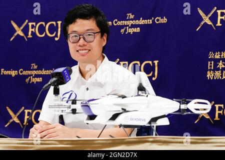 Tokio, Japan. September 2021. Tomohiro Fukuzawa, CEO von SkyDrive, nimmt an einer Pressekonferenz im Club der ausländischen Korrespondenten in Japan Teil. CEO Fukuzawa hat sich zum Ziel gesetzt, 2025 seine fliegenden Autos zum Transport von Menschen zu starten. (Bild: © Rodrigo Reyes Marin/ZUMA Press Wire) Stockfoto