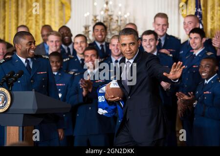 Präsident Barack Obama schlägt die Heisman-Pose, nachdem er einen Fußball vom Quarterback Tim Jefferson, links, während der Commander-in-Chief Trophy-Präsentation vor dem Fußballteam der United States Air Force Academy im East Room des Weißen Hauses, 23. April 2012, angenommen hatte. Die Luftwaffe schlug 2011 Armee und Marine, um die Trophäe zum 18. Mal zu beanspruchen. (Offizielles Foto des Weißen Hauses von Pete Souza) Dieses offizielle Foto des Weißen Hauses wird nur zur Veröffentlichung durch Nachrichtenorganisationen und/oder zum persönlichen Druck durch die Betreffzeile(en) des Fotos zur Verfügung gestellt. Das Foto darf nicht manipulieren Stockfoto