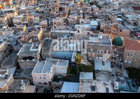 Acre alte Stadthafens und Moschee bei Sonnenaufgang, Luftblick. Stockfoto