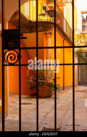 Schweiz, Locarno, 31. August 20. Orangefarbene private Terrasse Stockfoto