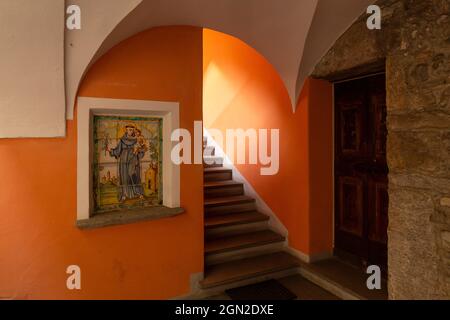 Schweiz, Locarno, 31. August 20. Orangefarbenes Gewölbe mit religiöser Malerei Stockfoto